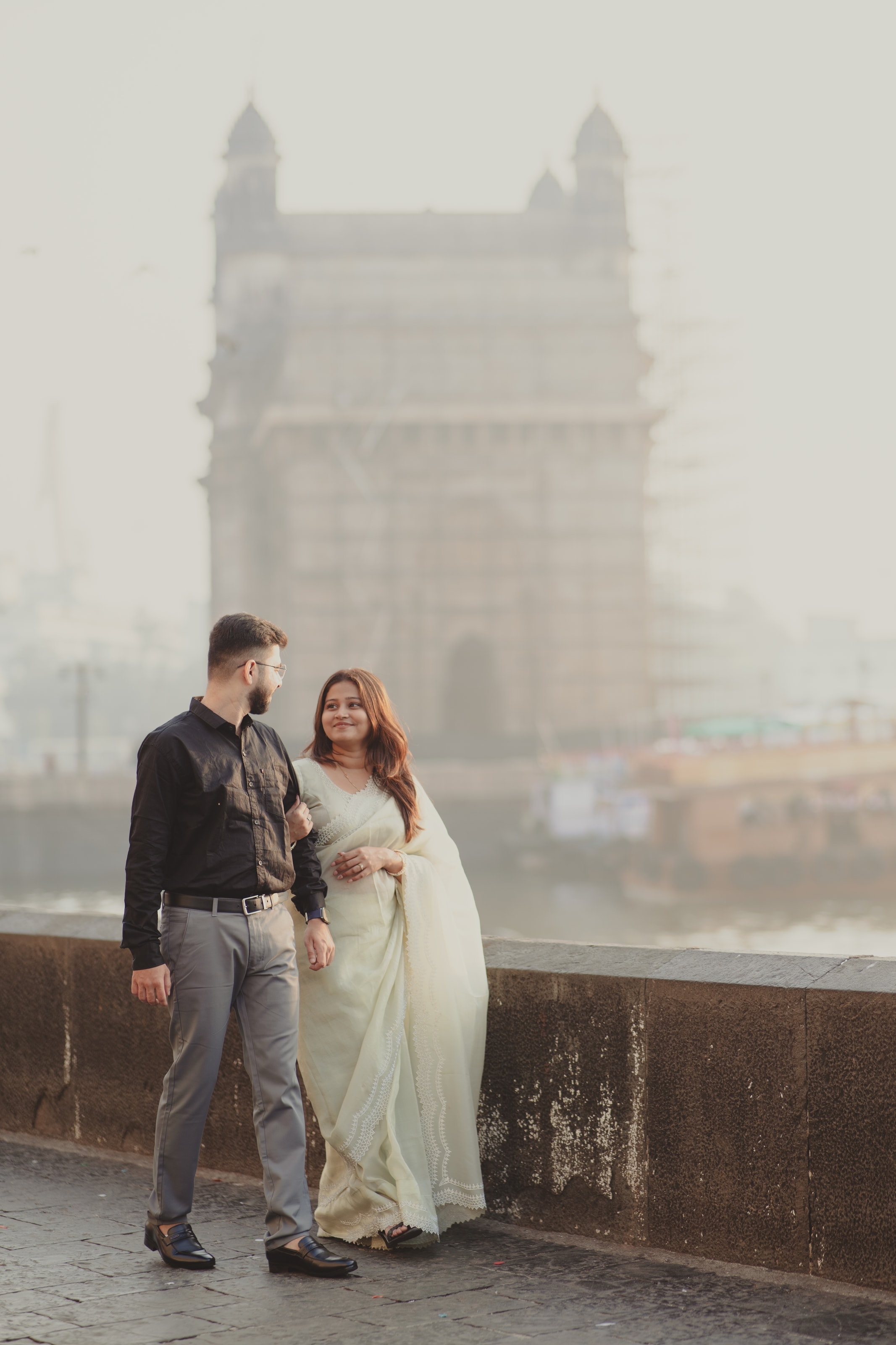 A couple at the Gateway of India, Mumbai, photograph 02